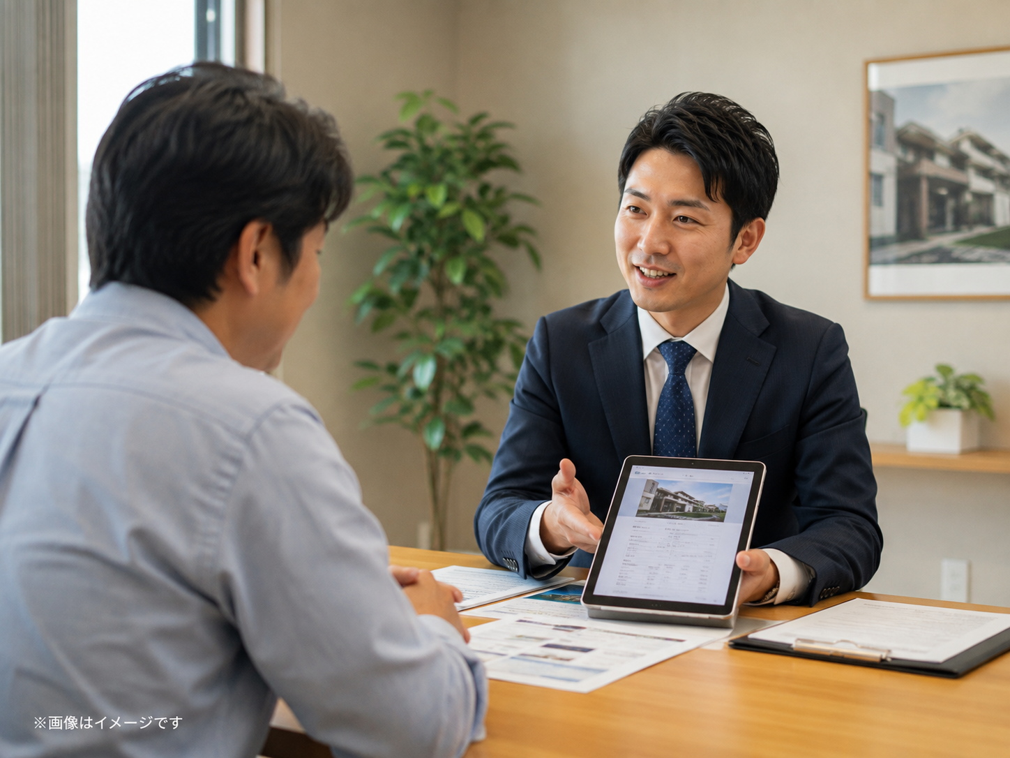 金融機関の担当者が地図上の融資先候補と登記情報を一画面で確認しているイメージ