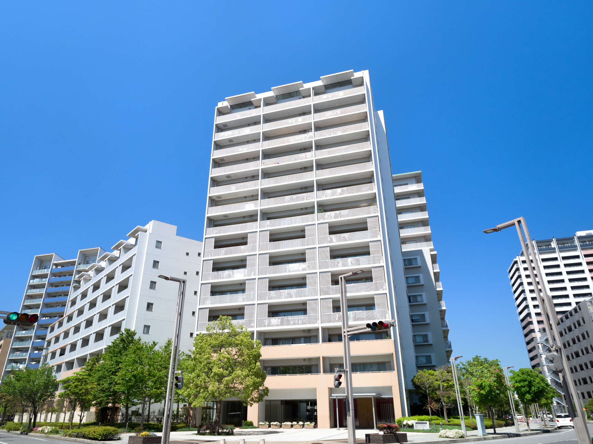 アパートの土地建物に抵当権が設定され登記簿乙区に金融機関名や設定時期が記録されるイメージ