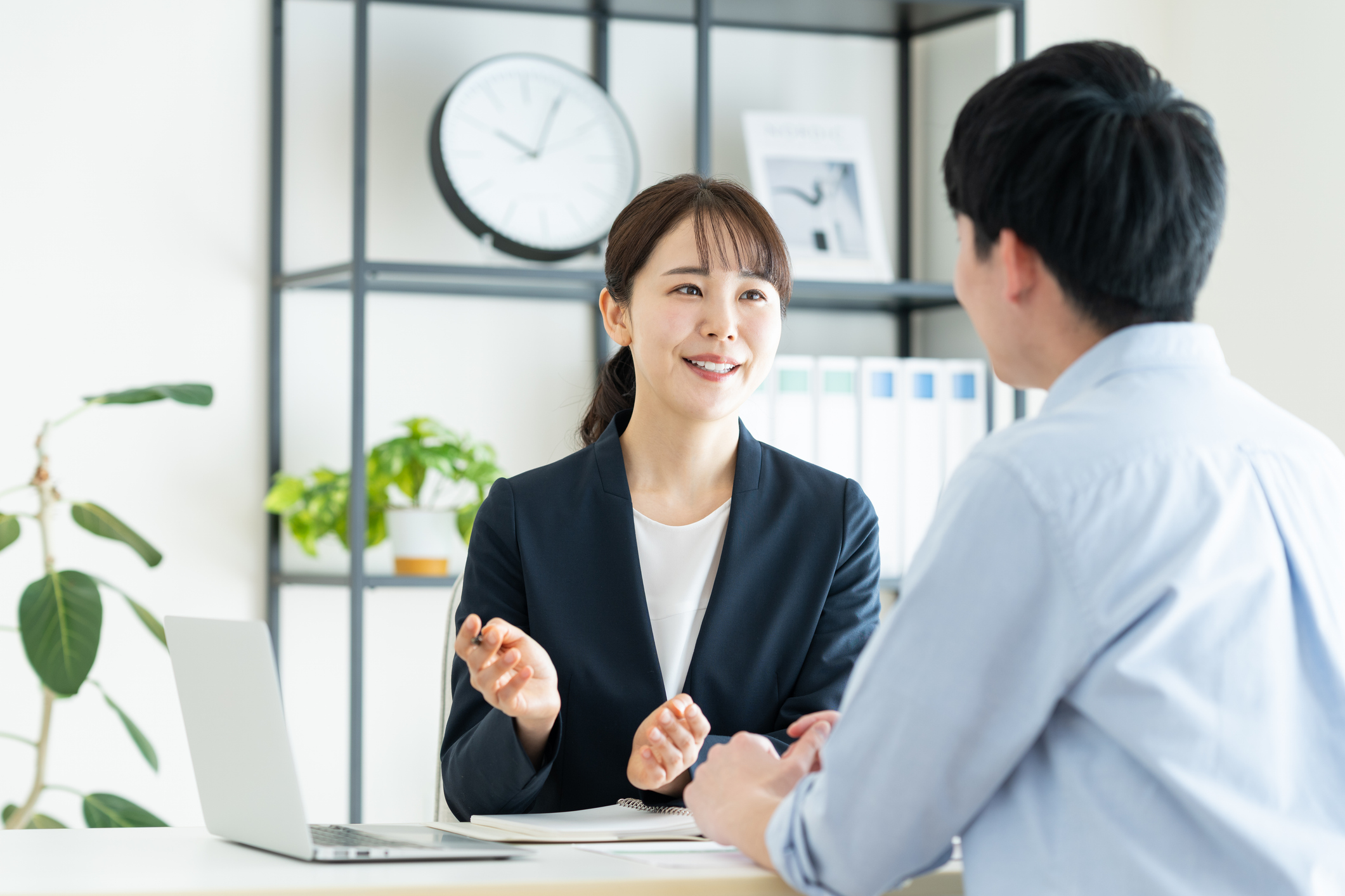 法人所有不動産や地主の登記情報を確認して金融機関の融資先候補を検討するイメージ