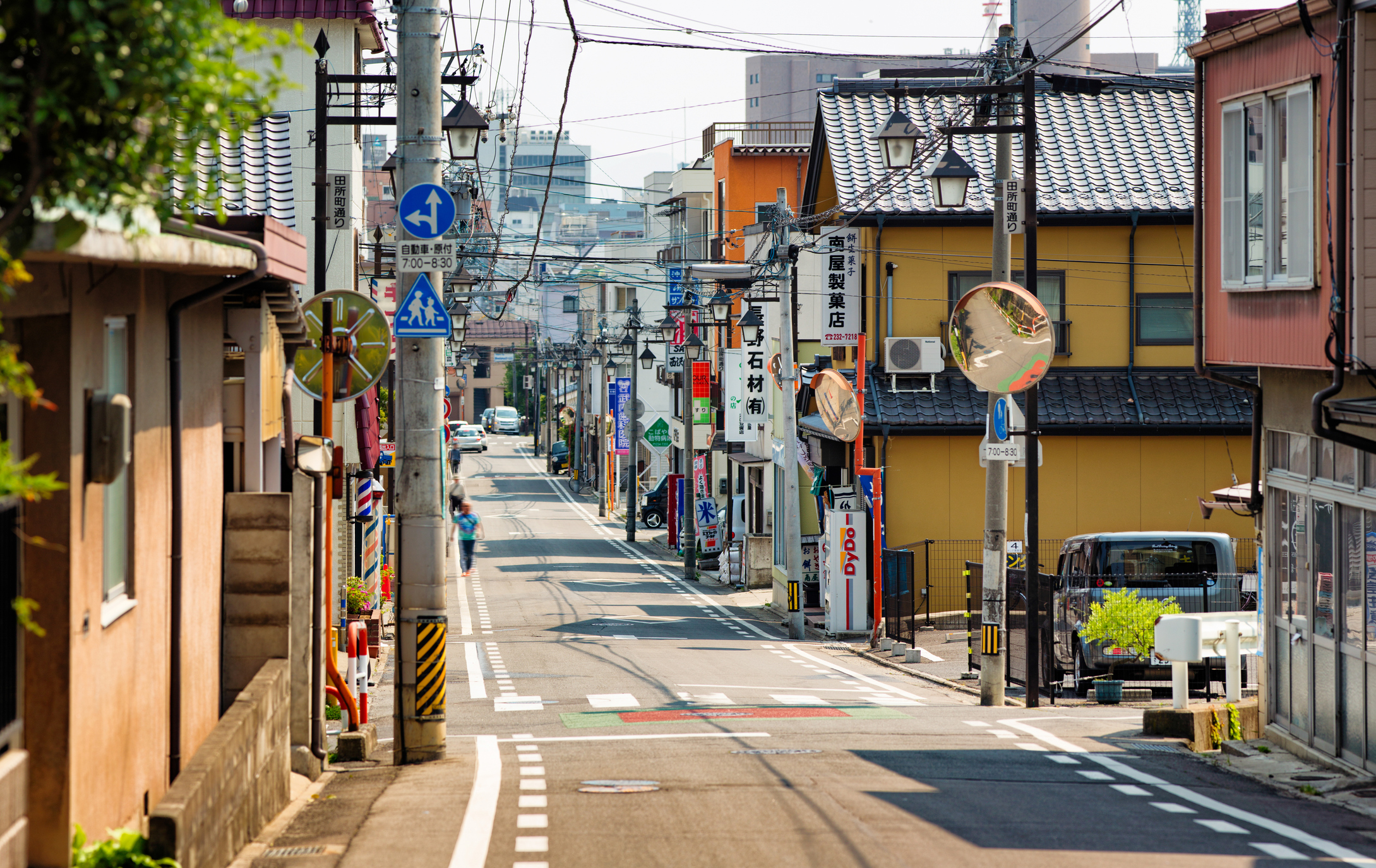 駅前の商業地と周辺住宅地を俯瞰しながら用途地域を確認するイメージ