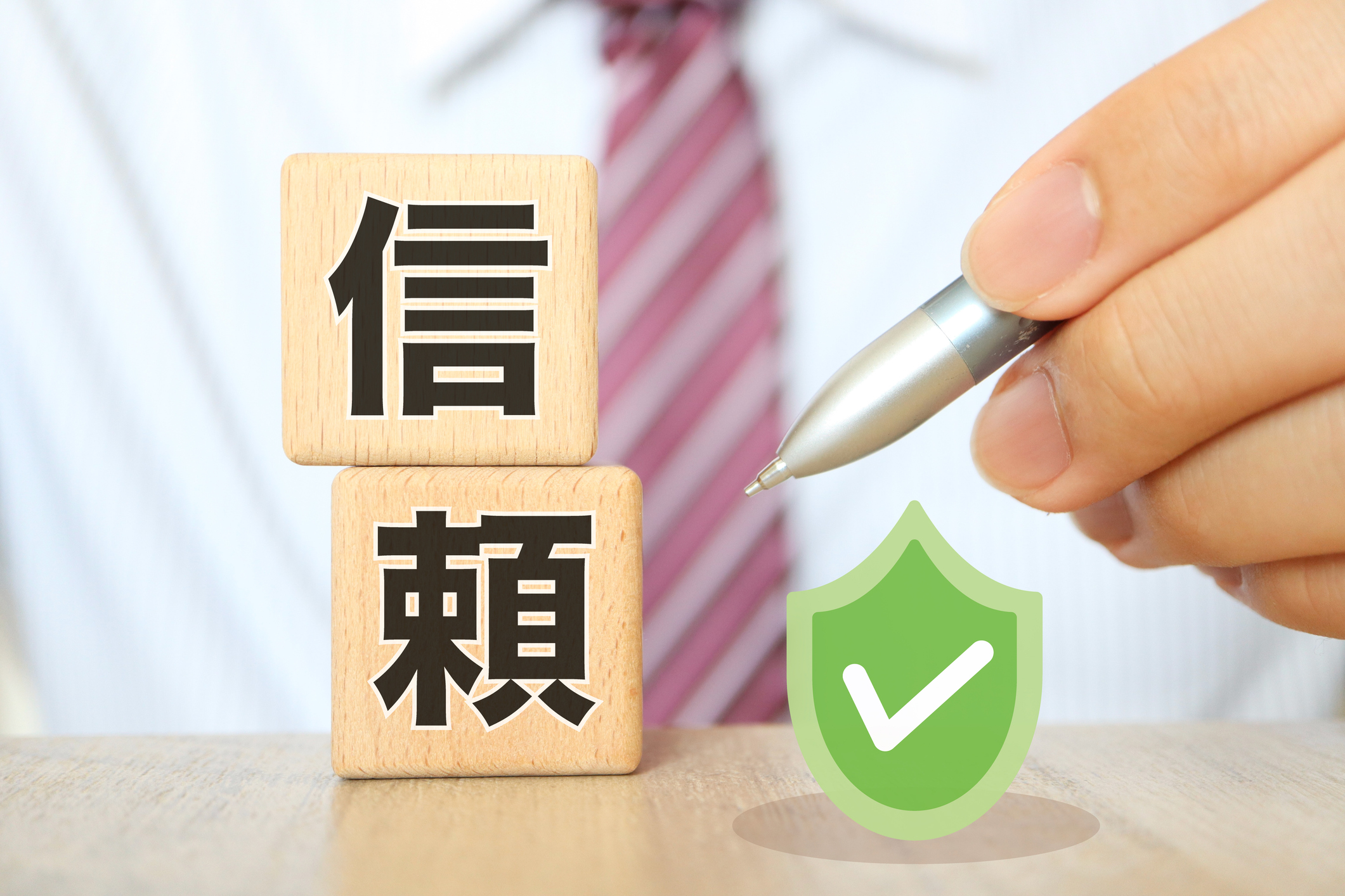 金融機関の担当者が地図・登記情報・営業候補リストを比較しながら融資先候補を調査するイメージ